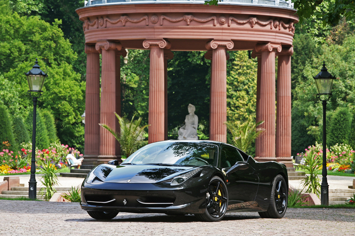 Ferrari 458 Italia met chromen accenten
