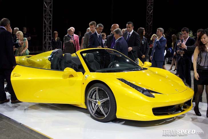 Onthulling Ferrari 458 Spider in Maranello