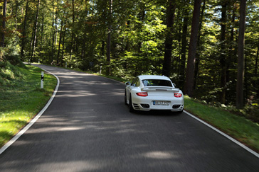 TechArt Porsche 911 Turbo zwaait Nissan GT-R uit