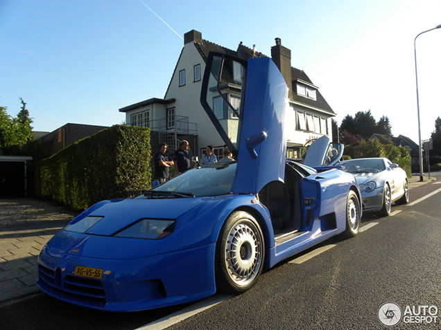 Spot van de dag: smurfblauwe Bugatti EB110 GT