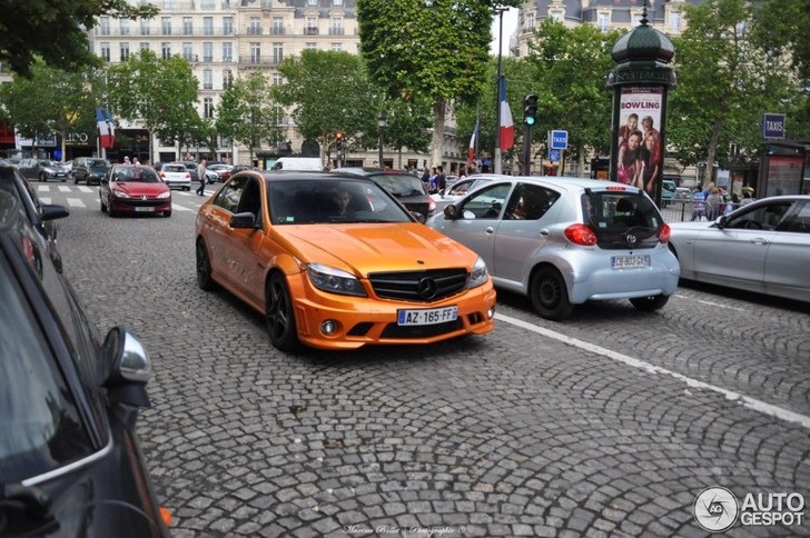 Hot or not? Oranje Mercedes-Benz C 63 AMG gespot