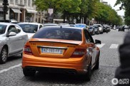 Une Mercedes-Benz C 63 AMG orange… Qu’en pensez-vous ?