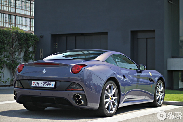 Bijzonder kleurtje op een Ferrari California gespot: paars!