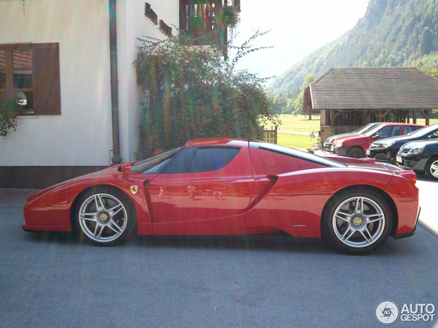 Une Ferrari Enzo dans un endroit magnifique en Slovénie