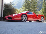 Une Ferrari Enzo dans un endroit magnifique en Slovénie