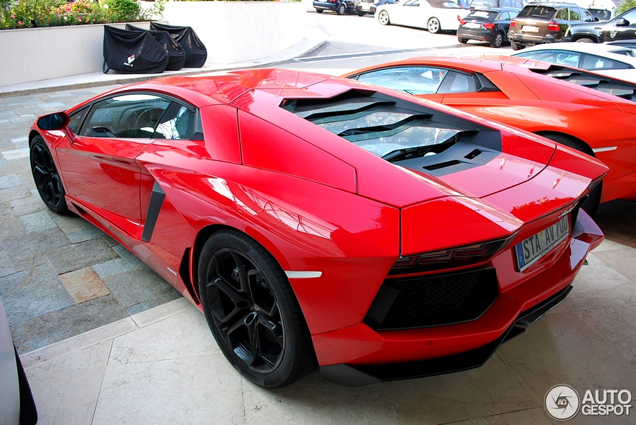 Eerste Rosso gekleurde Lamborghini Aventador LP700-4 gespot