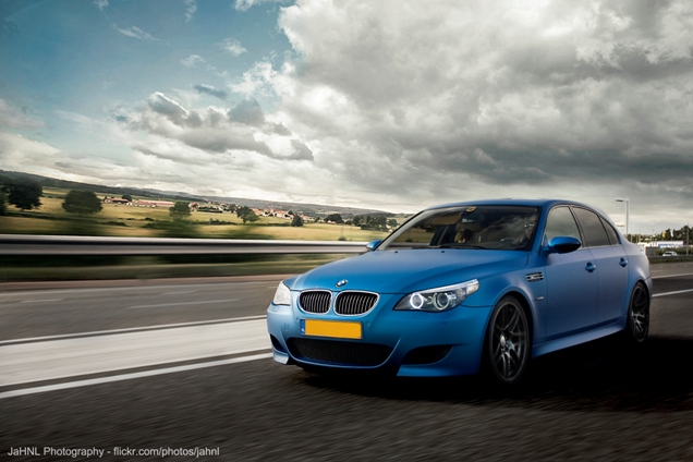 Photoshoot : une BMW M5 E60 et une Audi R8 V10 bleues