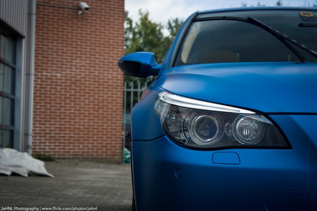 Photoshoot : une BMW M5 E60 et une Audi R8 V10 bleues