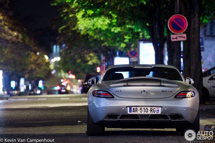 Mercedes-Benz SLS AMG schittert zelfs midden in de nacht in Parijs