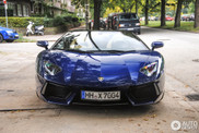 深蓝车身兰博基尼 Aventador Roadster, 你喜欢吗?