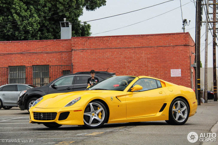 Knalgele Ferrari SA Aperta verrast in Beverly Hills