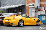 Knallgelber Ferrari SA Aperta überrascht Beverly Hills