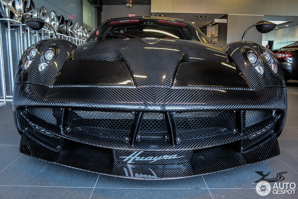 Pagani Huayra vastgelegd bij de dealer in Toronto