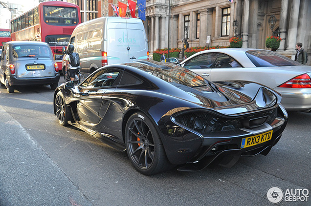 Extreme McLaren P1 doet ongecamoufleerd Londen aan