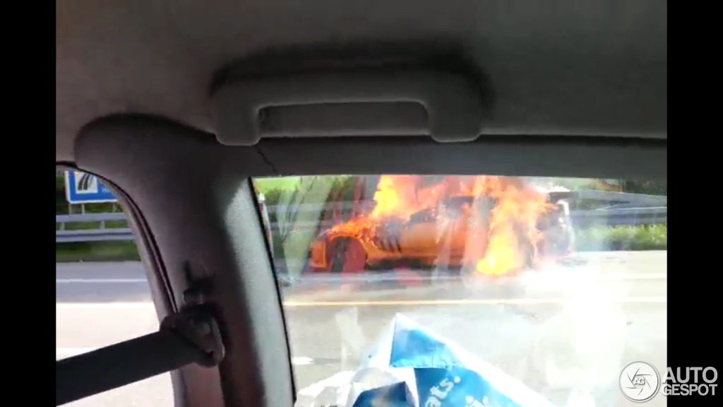 Bijzondere McLaren SLR brand compleet af langs de snelweg