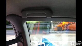 Bijzondere McLaren SLR brand compleet af langs de snelweg