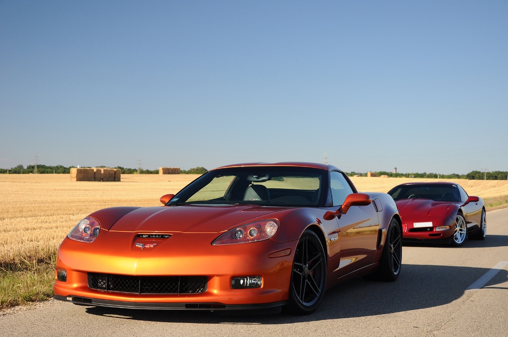 Fotoshoot: twee generaties Corvette bij elkaar