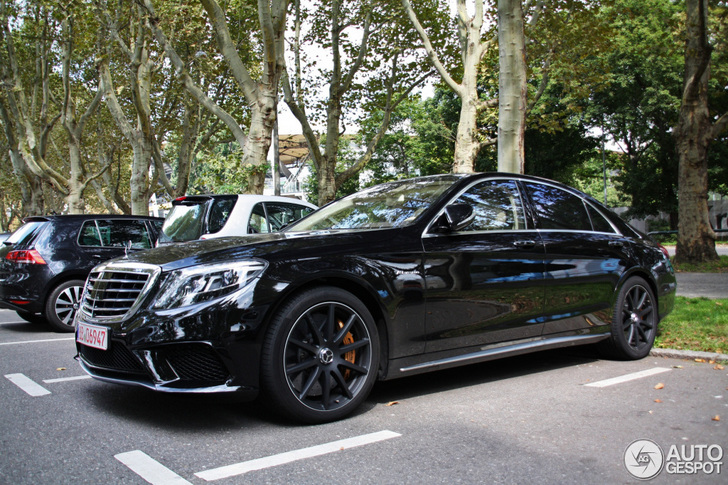 Zwart, zakelijk en sinister; dat is deze S 63 AMG