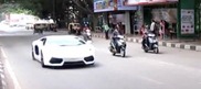 Lamborghini Aventador vliegt door Bangalore