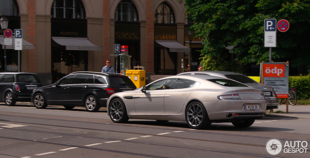 Legendarische keeper Oliver kahn rijdt Aston Martin