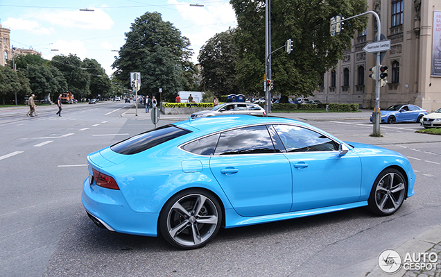 Gespot: Audi RS7 Sportback in de babyblauw 