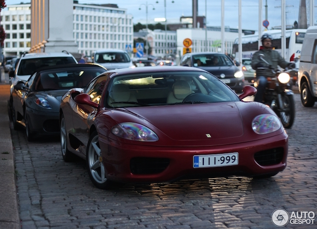 Ferrari 360 Modena pakt laatste beetje licht in Helsinki