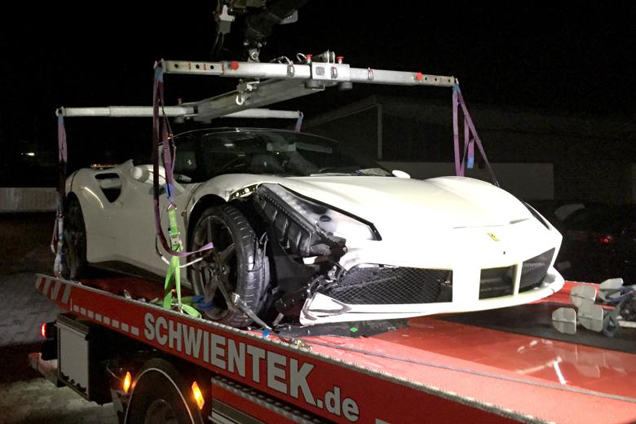 Ferrari 488 GTB aan puin gereden tijdens straatrace