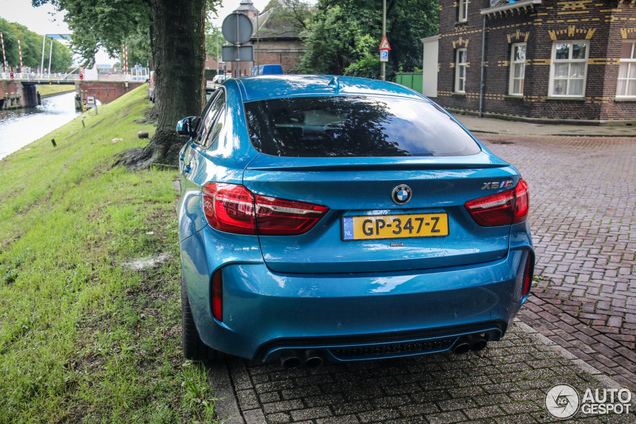 Knalblauwe BMW X6 M fleurt Den Bosch op