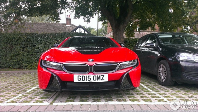 Is de BMW i8 ook knap in het rood?