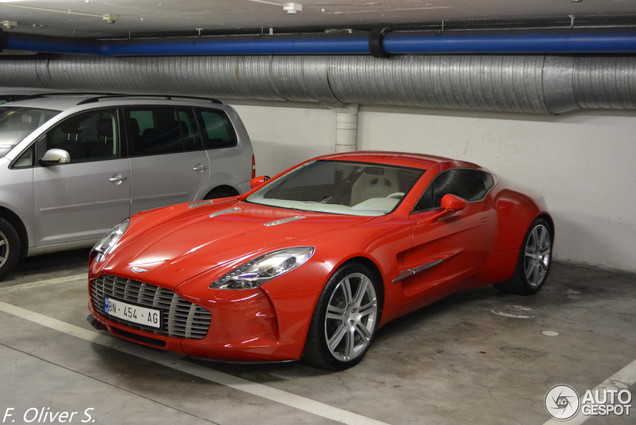 Rode Aston Martin One-77 is een genot om naar te kijken