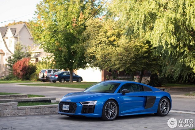 Audi R8 oogt prima in een blauw jasje