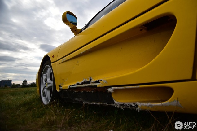 Ferrari F355 Spider sterft een trage dood