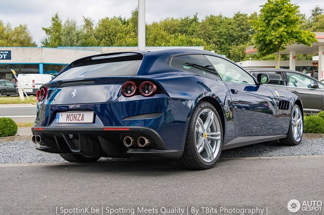 Eerste Ferraris GTC4Lusso rollen van de band