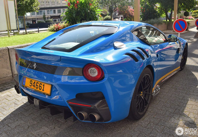 Azzurro Dino blauwe Ferrari F12tdf is pure aandachtstrekker