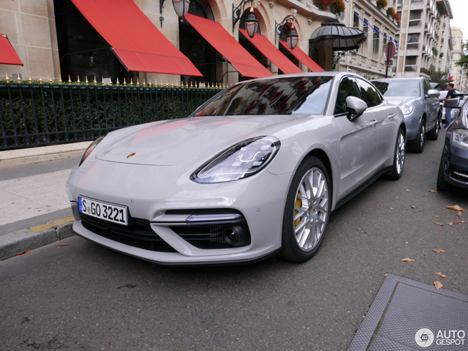 Porsche Panamera Turbo in stedelijke omgeving gespot