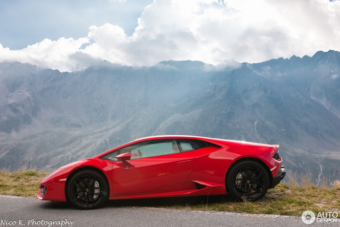 Wegzwijmelen bij een Lamborghini in Italiaanse bergen
