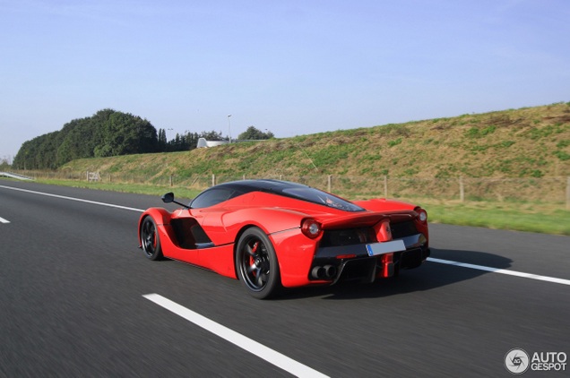 Spot van de dag: LaFerrari op de snelweg