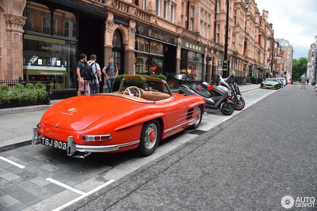Klassieke schoonheid trotseert supercars in Londen