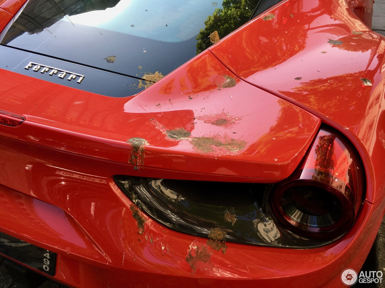 Gespot: Ondergescheten Ferrari 488 GTB in Parijs