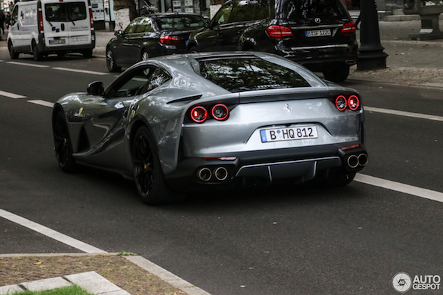 De Ferrari 812 Superfast ziet er prachtig uit in het grijs