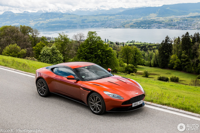 Aston Martin DB11 schittert in Zwitserland