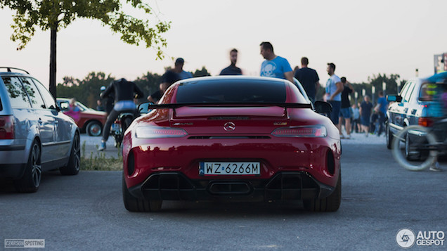 Rode Mercedes-AMG GT R oogt goed in ondergaande zon