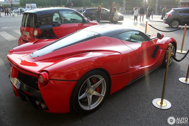 Welke rode auto kies jij voor een rondje Parijs?
