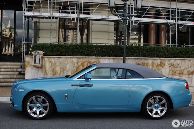 Azuurblauwe Rolls-Royce Dawn is op zijn plek