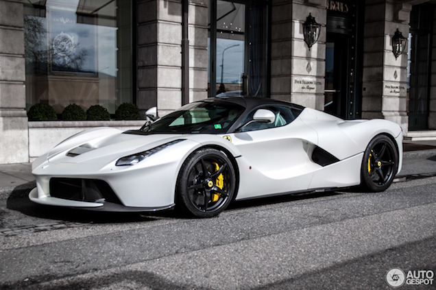 Witte Ferrari LaFerrari schitterend vastgelegd in Genève