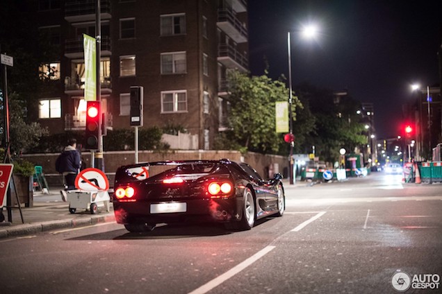 Zwarte Ferrari F50 is de koning van de nacht