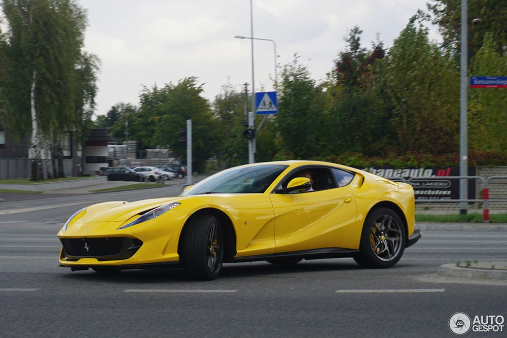 Ferrari 812 Superfast staat niet strak op zijn veren