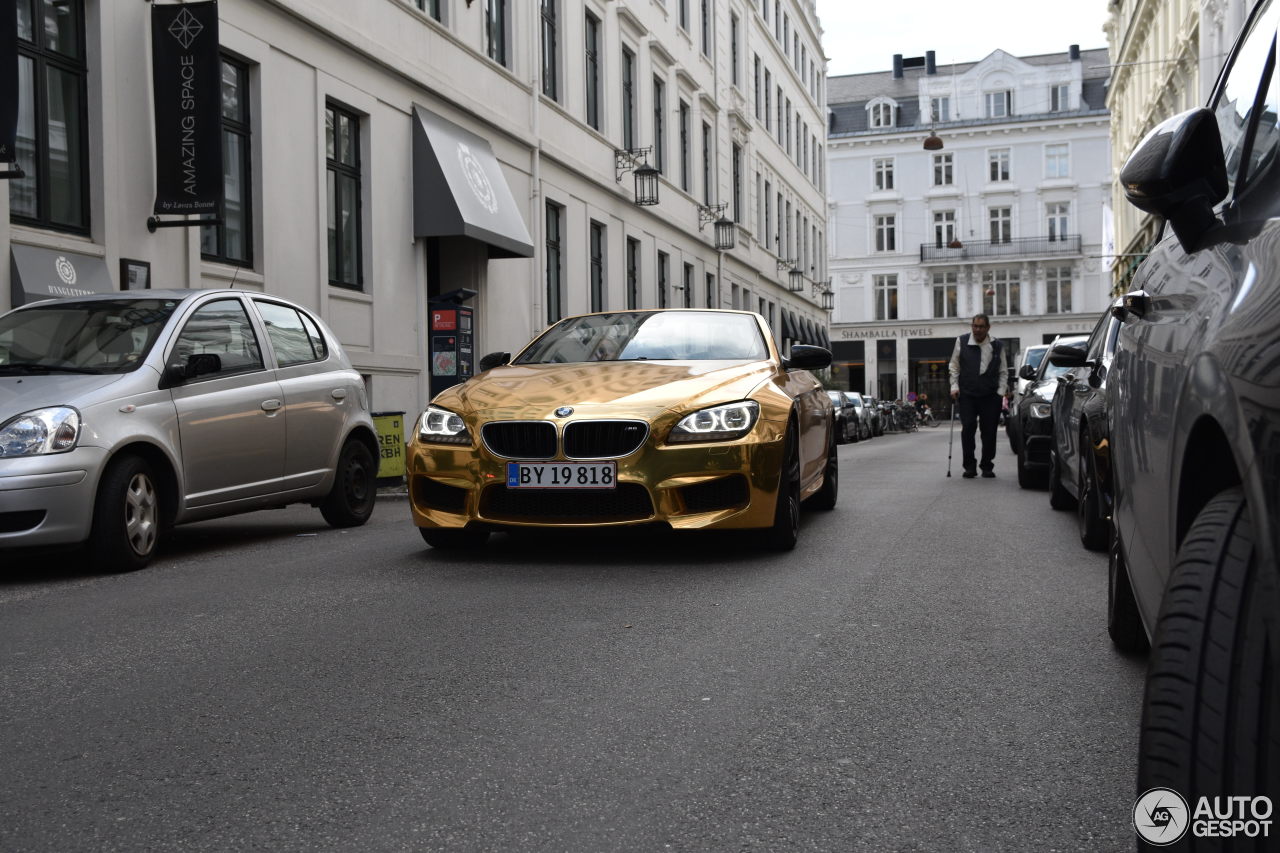 Chroom gouden BMW rolt door Denemarken
