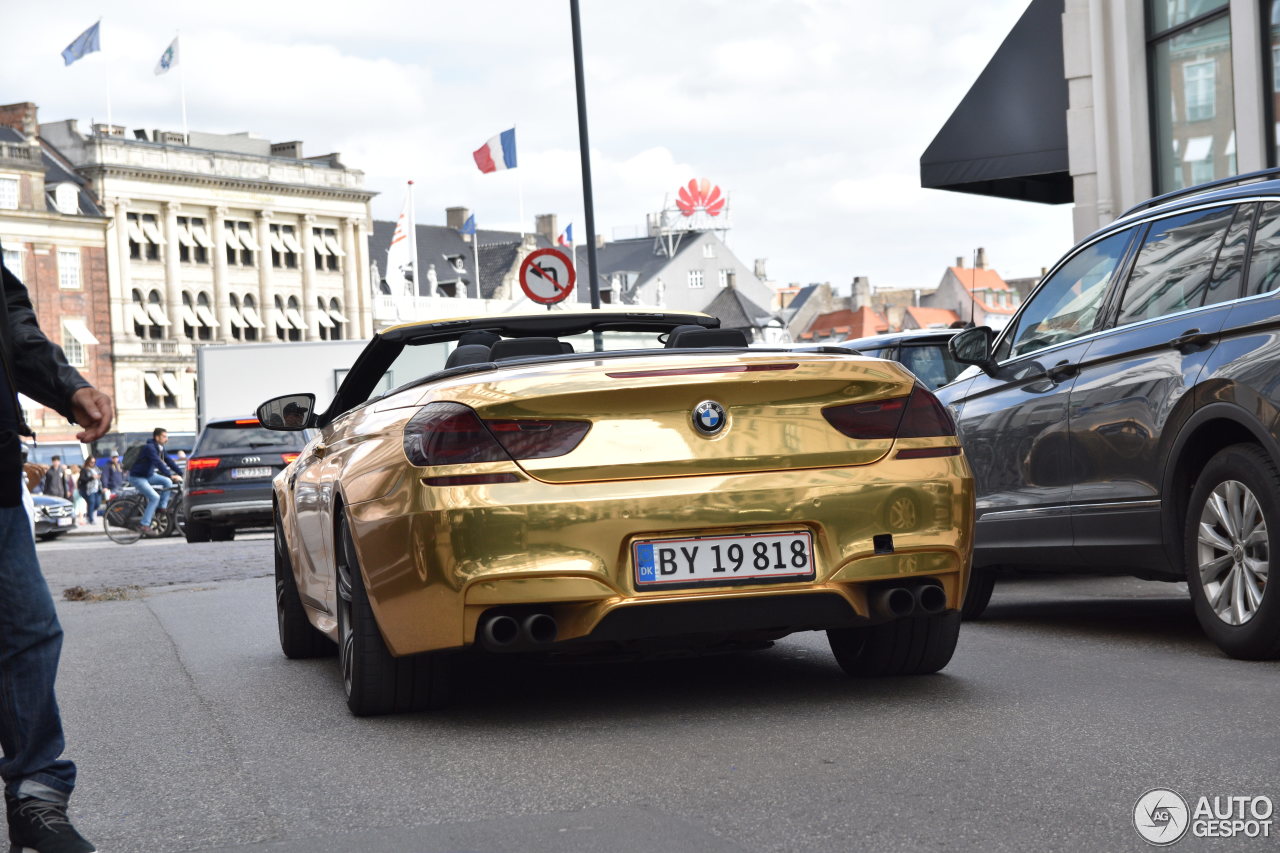 Chroom gouden BMW rolt door Denemarken