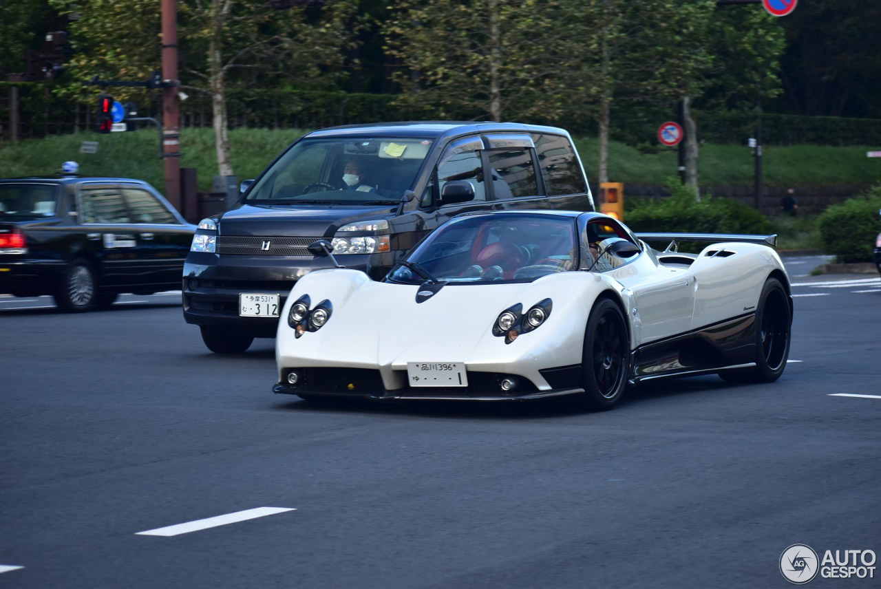 Pagani Zonda C12-F worstelt zich door verkeer in Japan